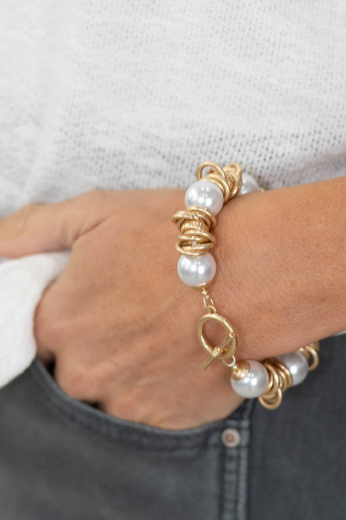 Bracelet With Pearls And Metal Tone Rings With Toggle