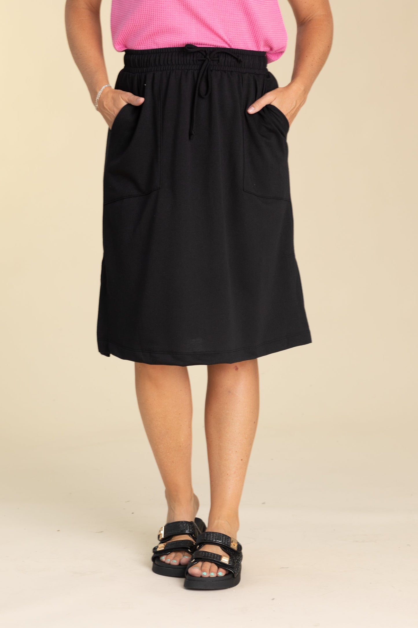 Black Solid Skirt With Pockets And Waist Tie