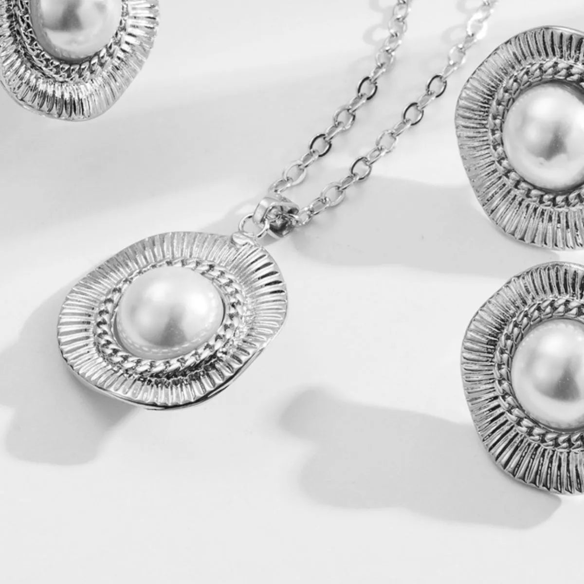 Alloy Pearl Pendant Necklace
