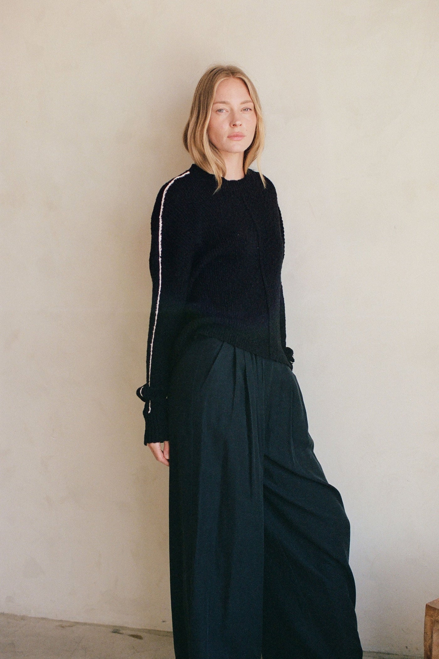 VENNI BLACK KNIT SWEATER