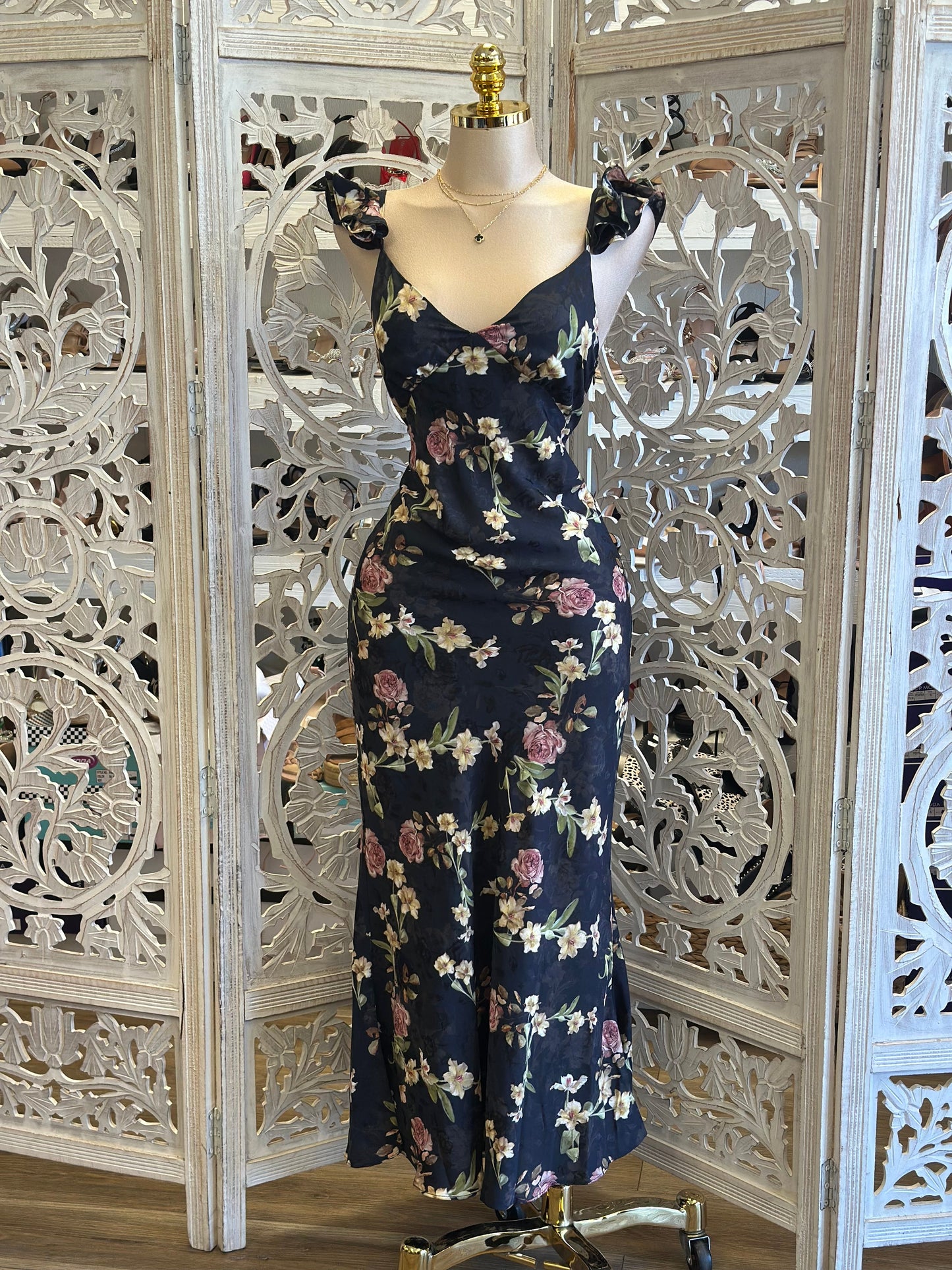 Black Slim Fit Floral Dress-No Estira, Not Stretchy