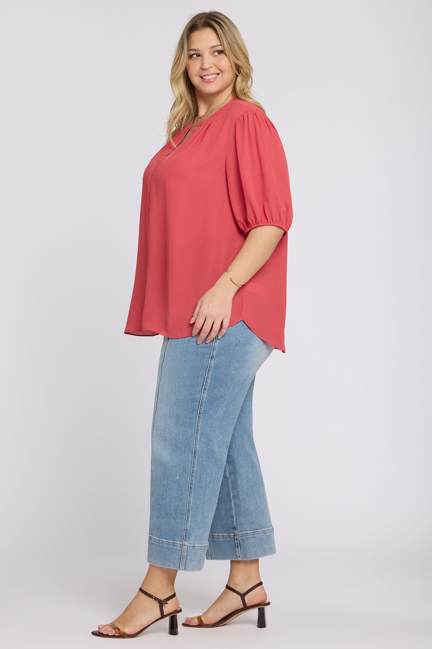 Short Puff Sleeved Popover Top in Plus Size - Chrysanthemum